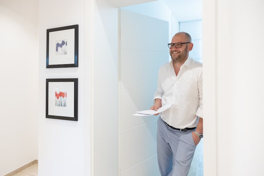Michael Gerats im Türrahmen | Gerats RA/Stb. GmbH